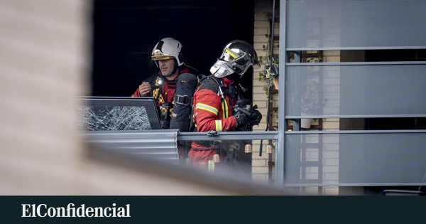 Un afectado tras el incendio originado en la puerta de una vivienda de Talavera