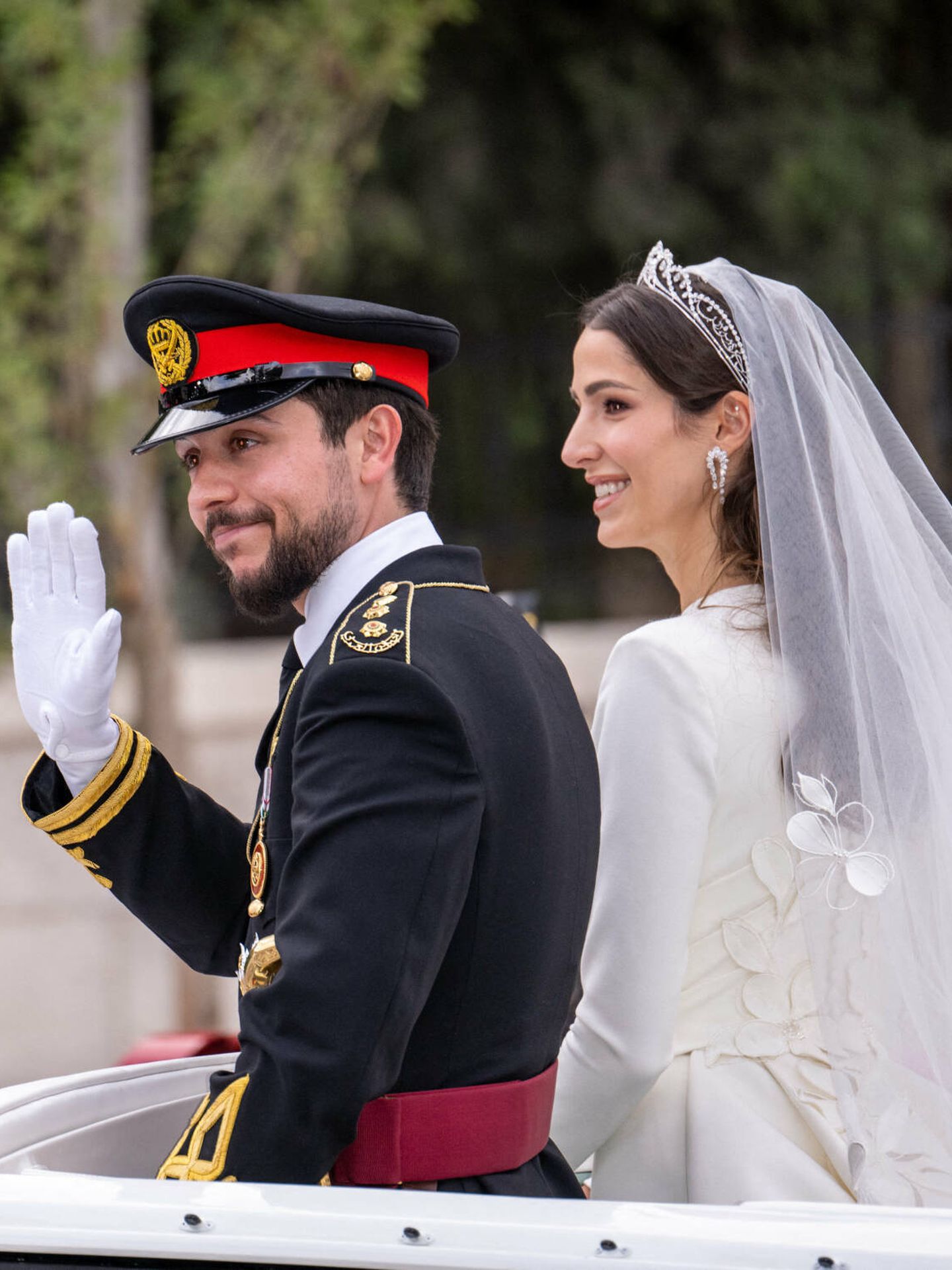 El príncipe Hussein y Rajwa al Saif el día de su boda. (Gtres)