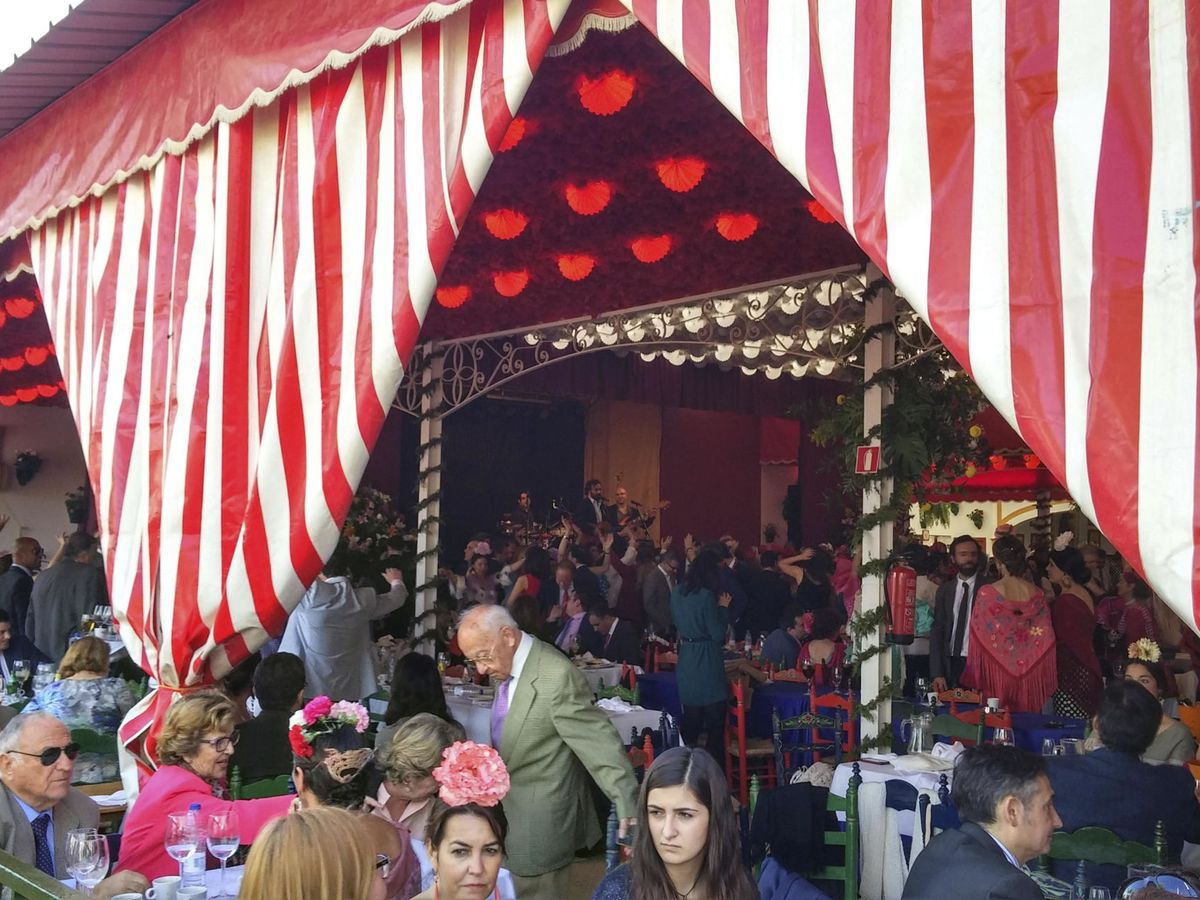Foto: Una sevillana desvela su truco para entrar a las casetas privadas de la Feria de Abril.(EFE/Juan de Lara)