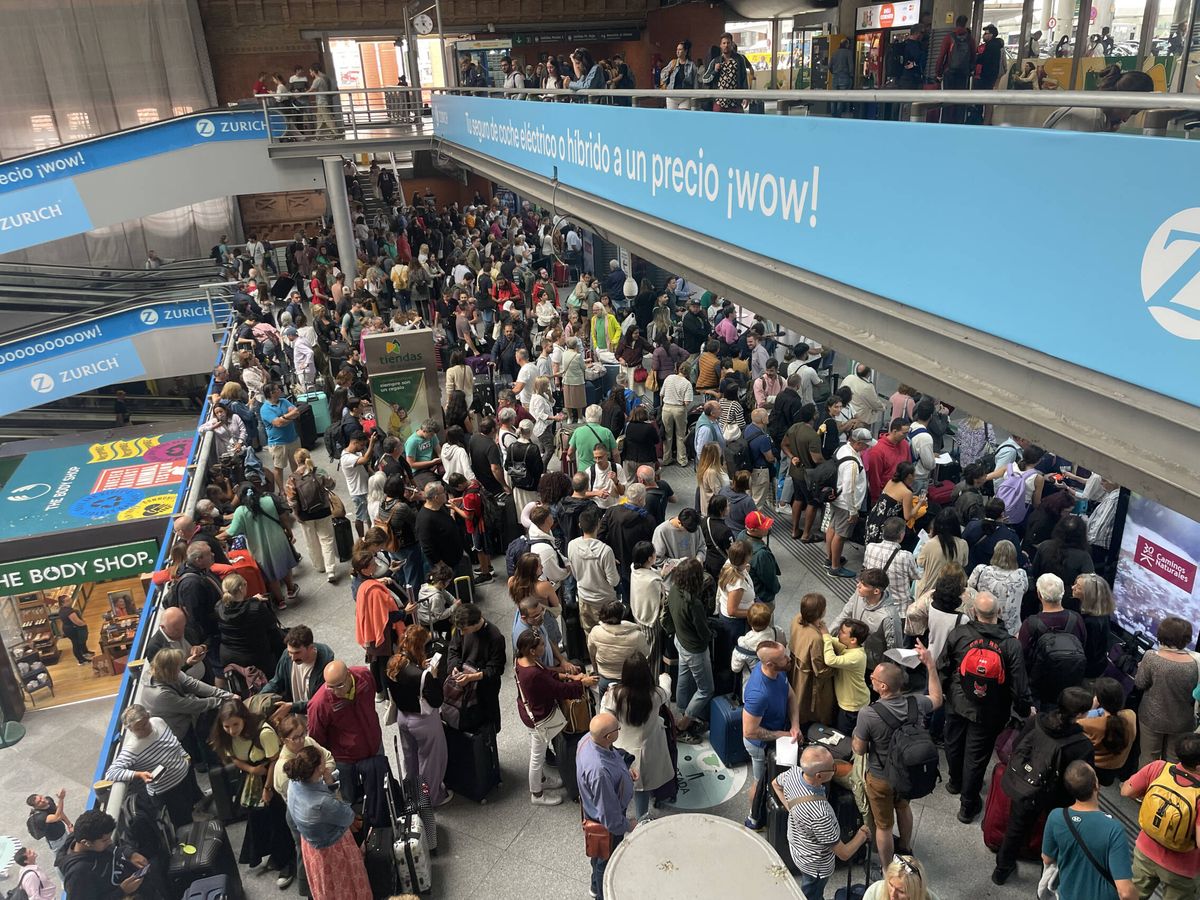 Foto: Cientos de personas intentan acceder a los trenes en Atocha. (J. L. L.)