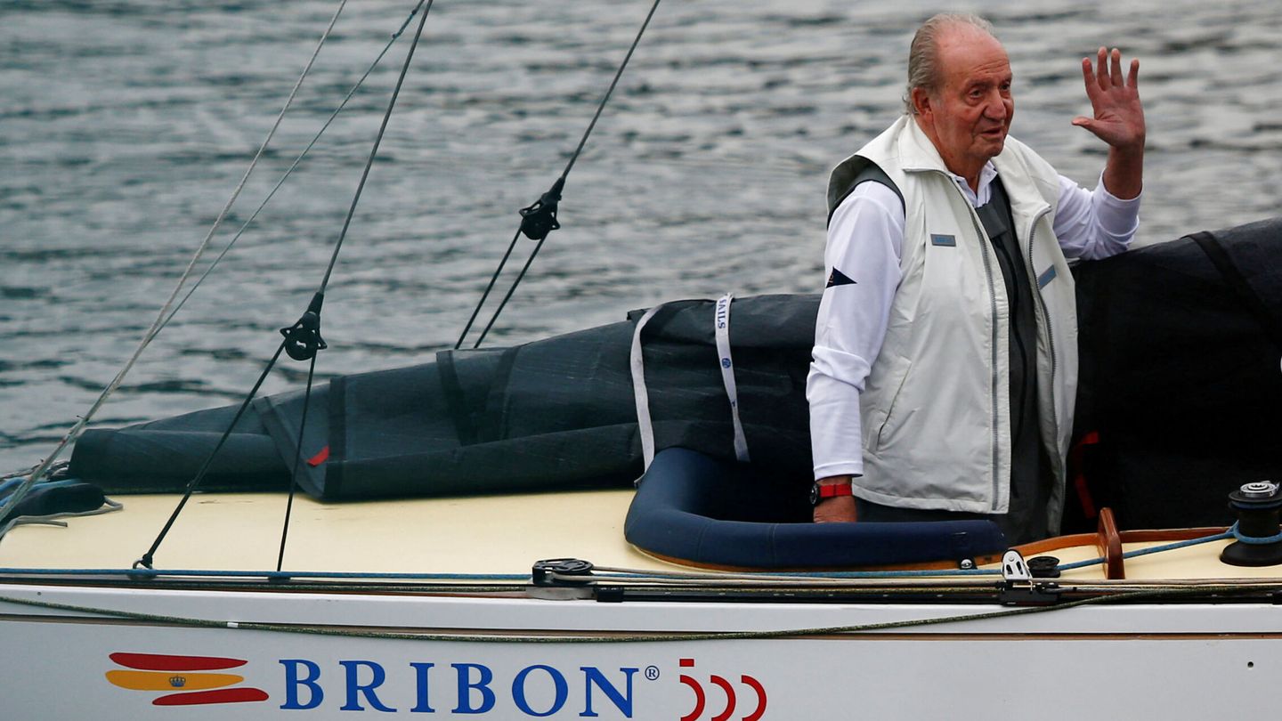 Don Juan Carlos navegando en su última visita a Sanxenxo. (Reuters)