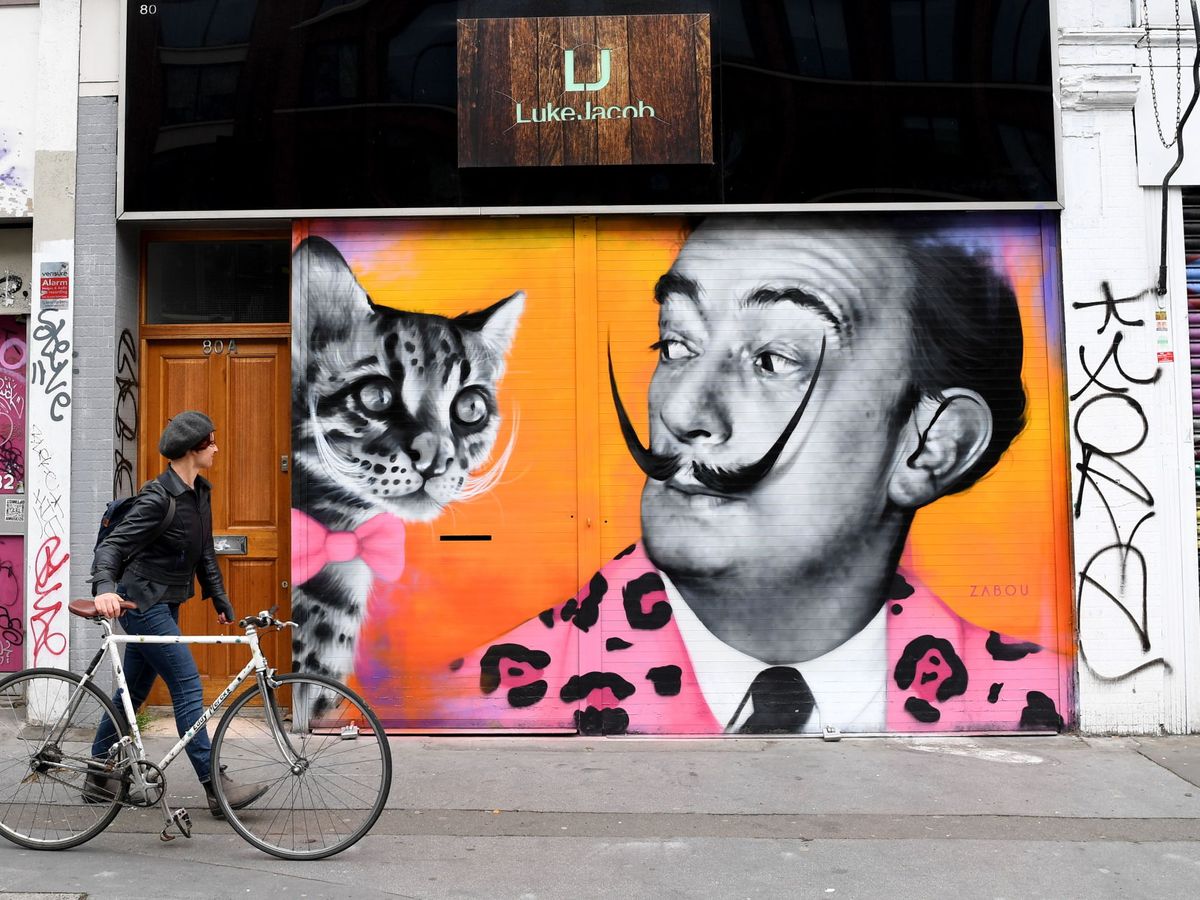 Foto: Un hombre camina frente a un retrato de Salvador Dalí en Londres. (EFE)