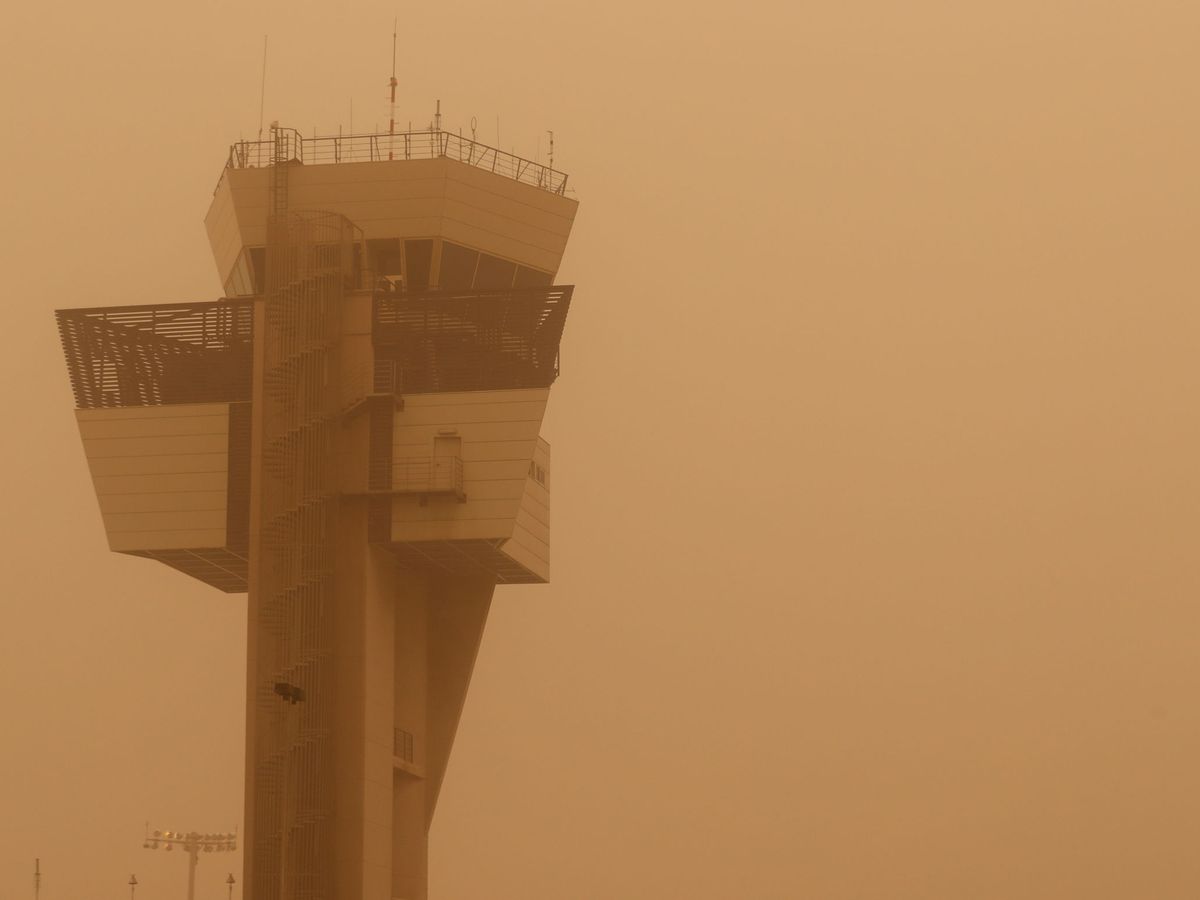 Foto: La densa calima dificulta la visibilidad desde la torre de control del aeropuerto grancanario. (EFE)