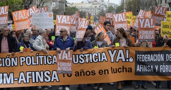 Foto: Manifestación de clientes de Afinsa y Fórum hace un año en Madrid. (EFE)