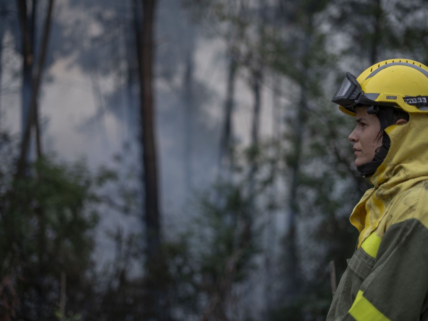 Una bombera en el incendio de Castrelo de Miño, en Ourense. (EFE/Brais Lorenzo) 