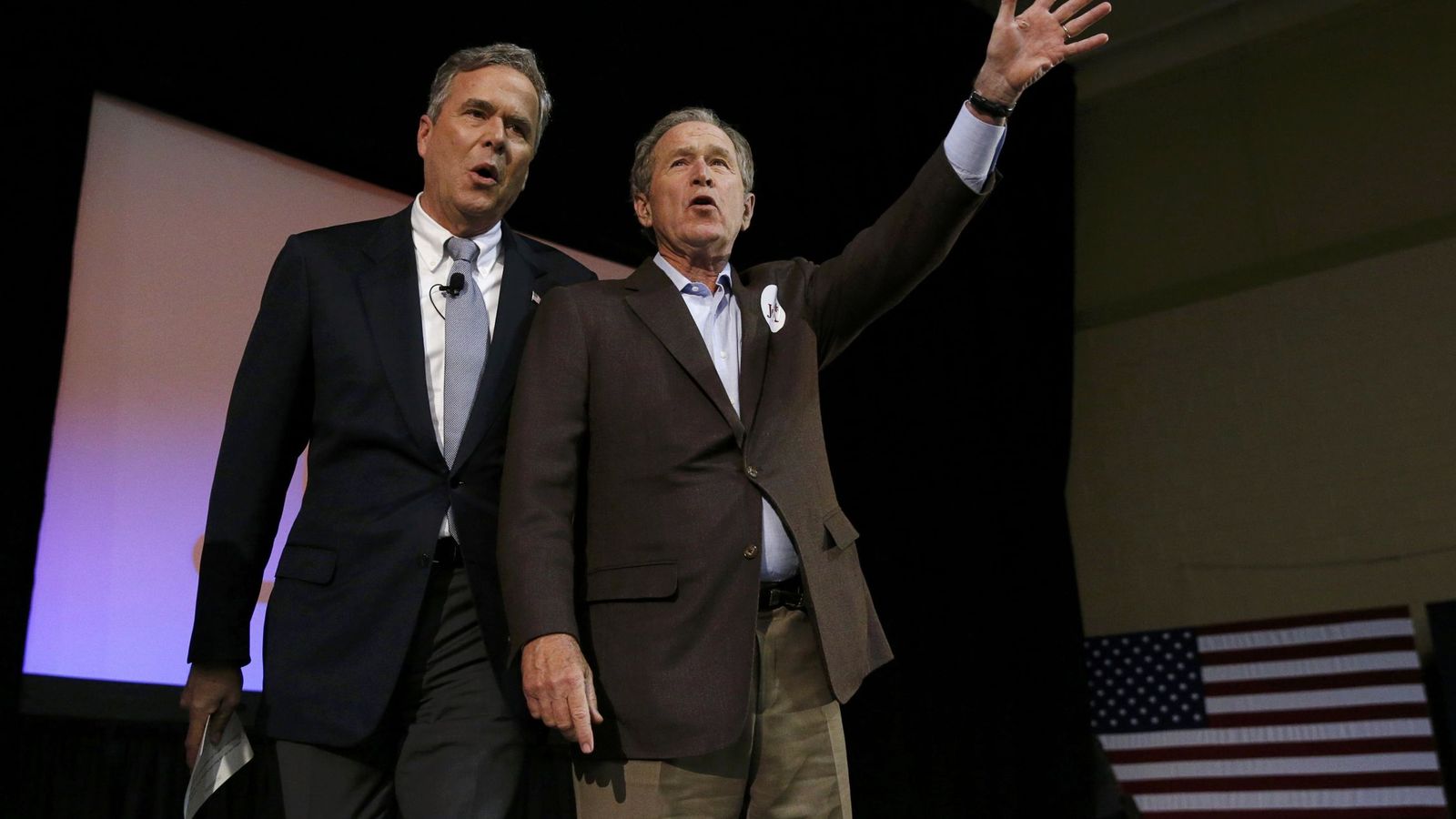 Foto: George W. Bush junto a su hermano Jeb Bush durante un acto de campaña en North Charleston, Carolina del Sur (Reuters). 
