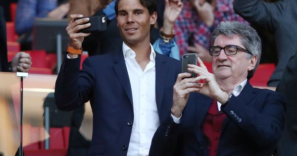 Foto: Rafa Nadal, en el palco del Metropolitano, graba con su teléfono la celebración de los jugadores del Atlético de Madrid. (Efe)