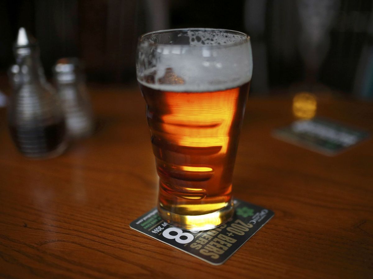Foto: La pinta de cerveza se ha tenido que consumir lejos de los pubs (Reuters/Phil Noble)