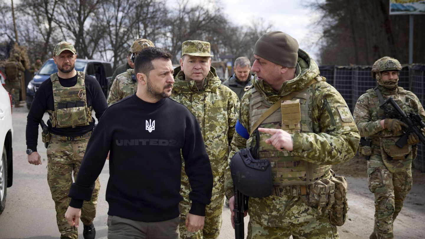 Sumy (Ukraine), 28 03 2023.- A handout photo made available by the Ukrainian Presidential Press Service shows Ukrainian President Volodymyr Zelensky (L) walking at an undisclosed position of Ukrainian frontier guards in the Sumy area, Ukraine, 28 March 2023. Zelensky inspected the units of the State Border Guard Service during his working visit to the border area with Russia. Russian troops on 24 February 2022, entered Ukrainian territory, starting a conflict that has provoked destruction and a humanitarian crisis. (Rusia, Ucrania) EFE EPA PRESIDENTIAL PRESS SERVICE HANDOUT HANDOUT EDITORIAL USE ONLY NO SALES 