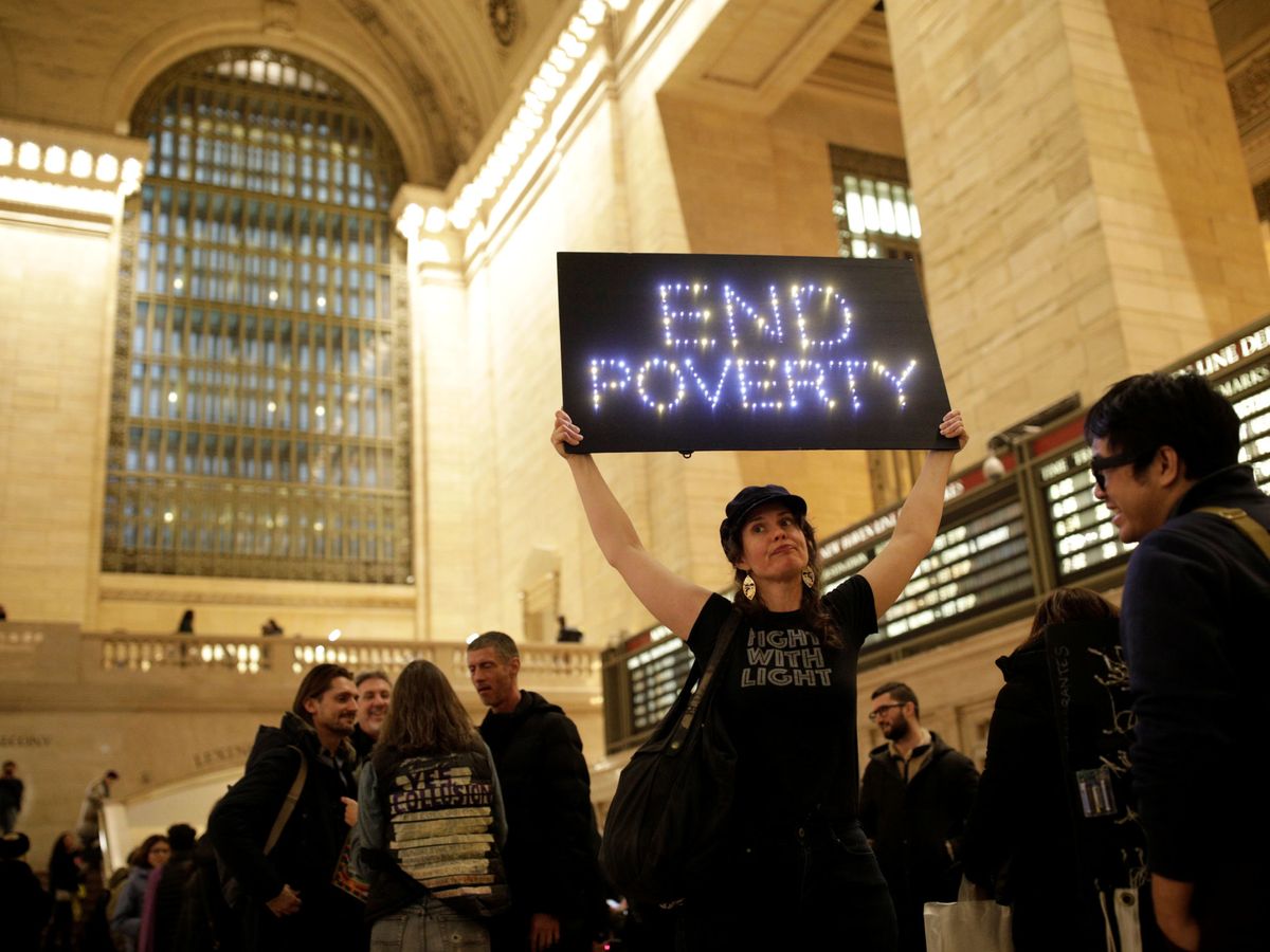 Foto: Protesta de mujeres contra la pobreza en Grand Central Station, en Nueva York. (Reuters)
