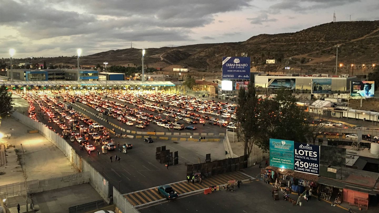 Cientos de coches aguardan para cruzar la frontera por San Ysidro. (C.P. Cruz) 
