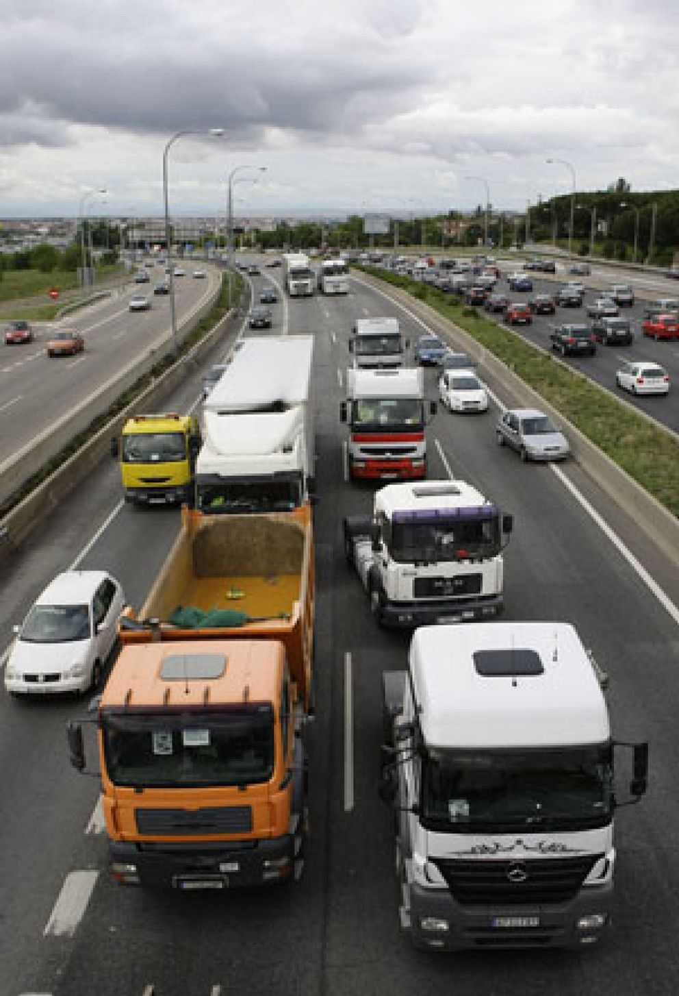 Foto: Los camiones cortan carriles de las entradas a Madrid y provocan retenciones en otras grandes ciudades