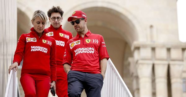 Foto: Sebastian Vettel (d), el jefe de Ferrari, Mattia Binotto (c); y la responsable de prensa del piloto alemán, Britta Roeske. (Imago)