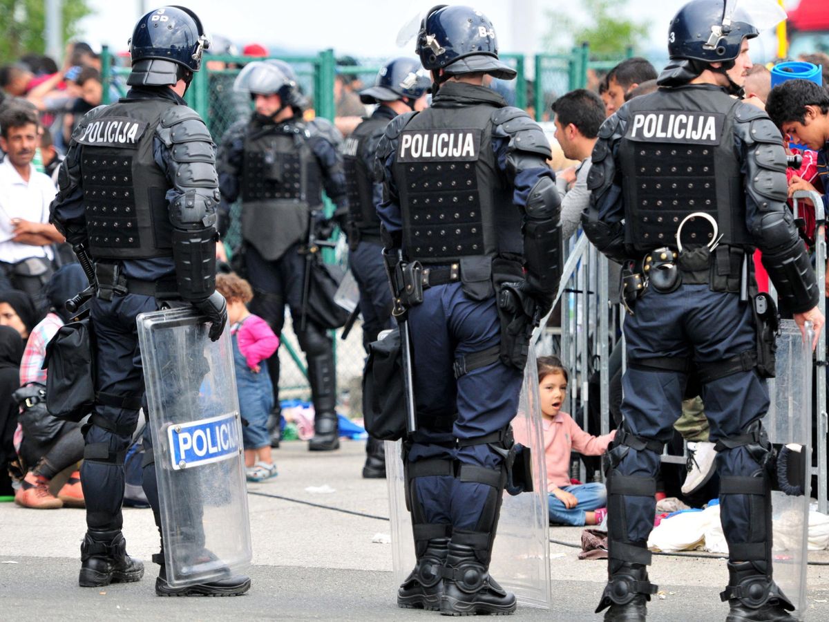 Foto: Agentes de policía en Eslovenia. (EFE)