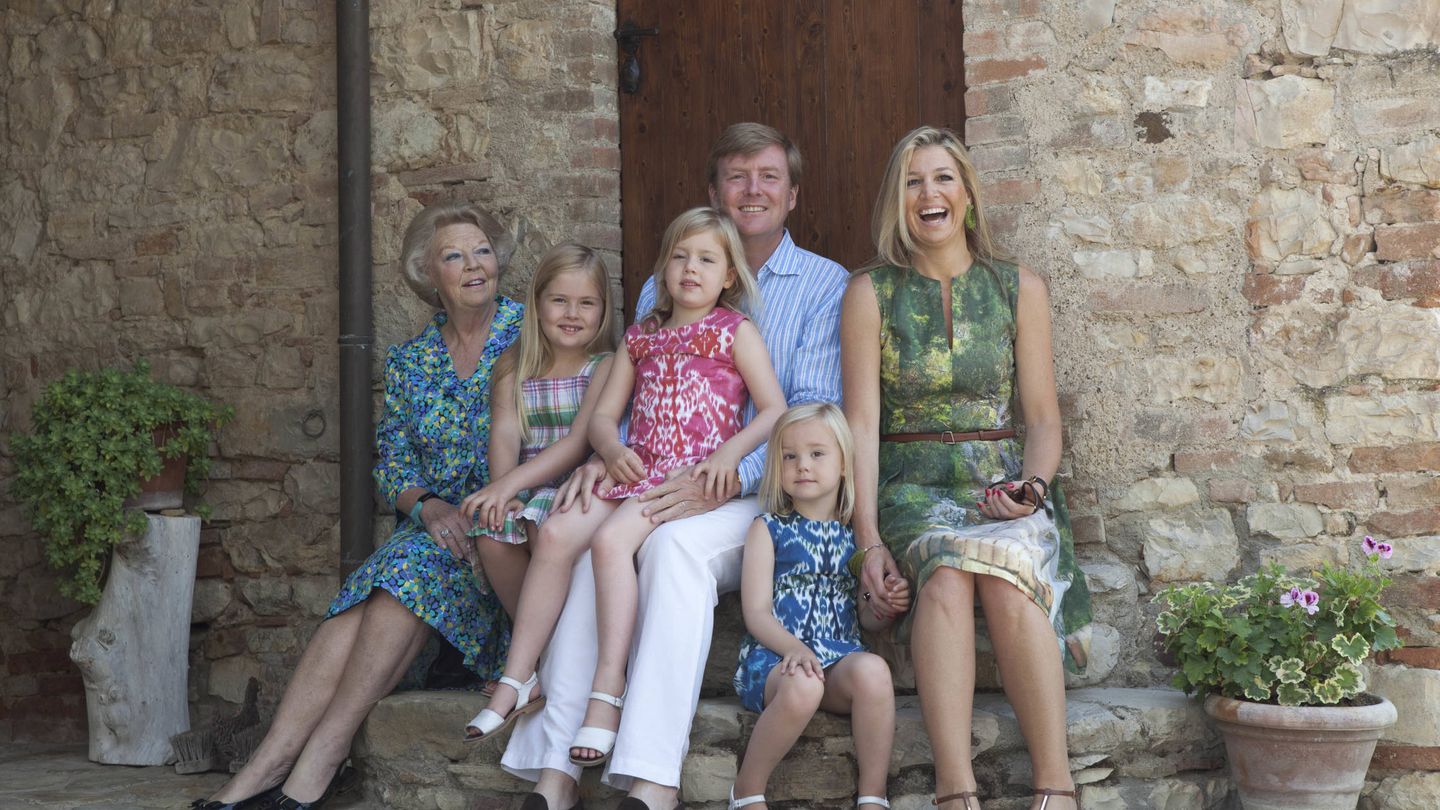 La familia real de Holanda, durante un posado veraniego en 2011 en su casa de Barberino Tavarnelle Val di Pesa, Italia. (Getty)