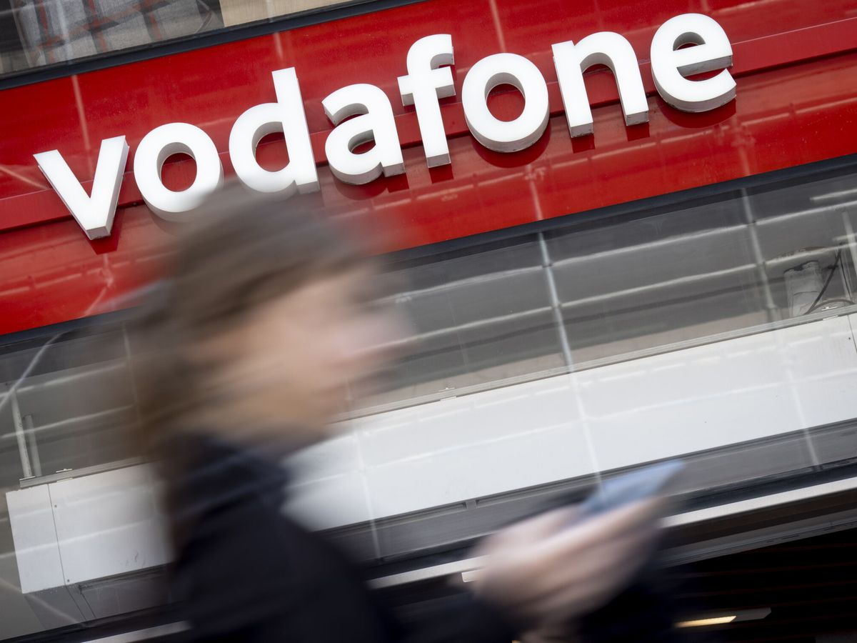 Foto: Una chica pasa por delante de una tienda de Vodafone. (Reuters/Tolga Akmen)