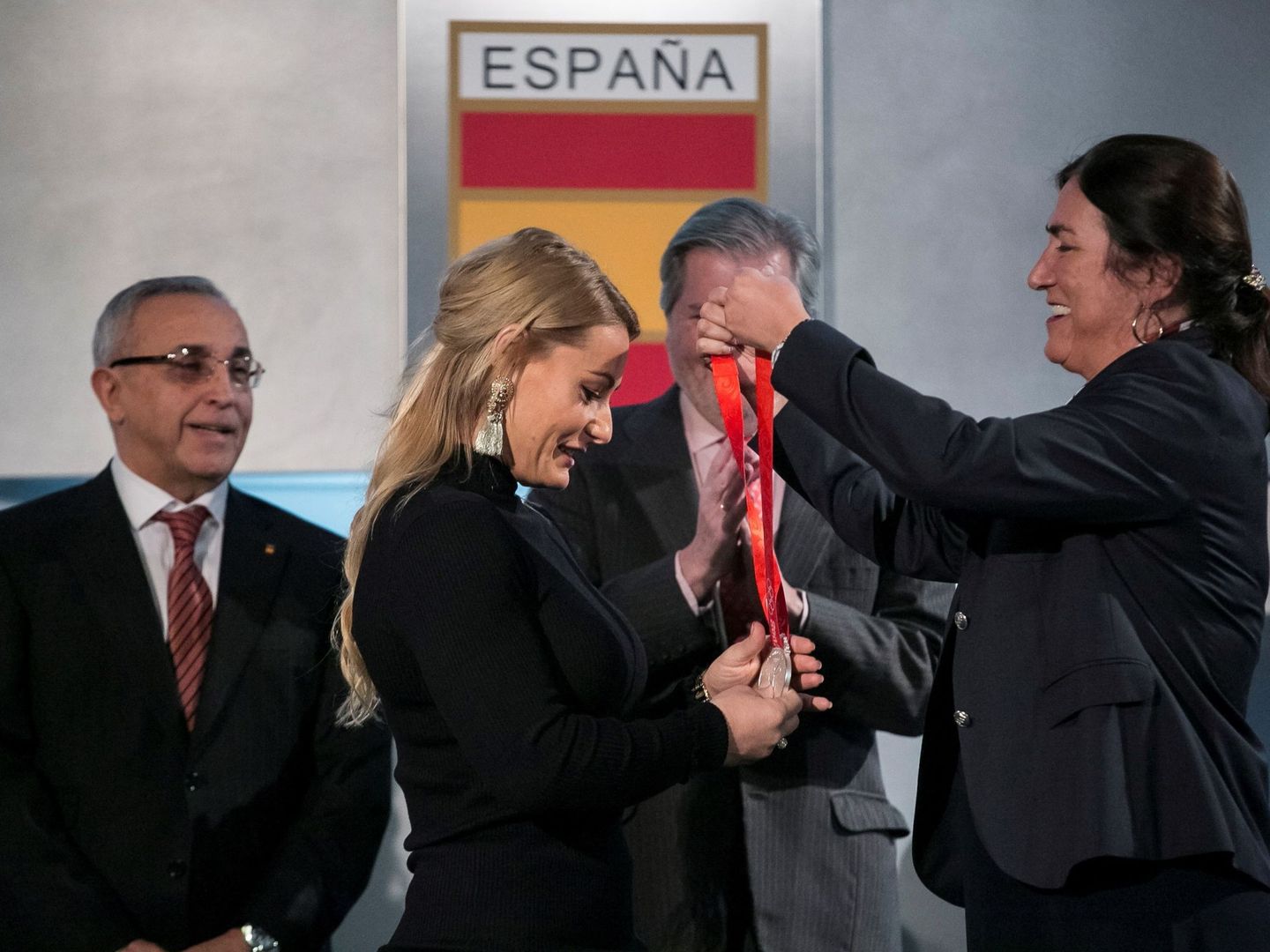 Marisol Casado fue la encargada de entregarle la medalla a Lydia Valentín. (EFE)
