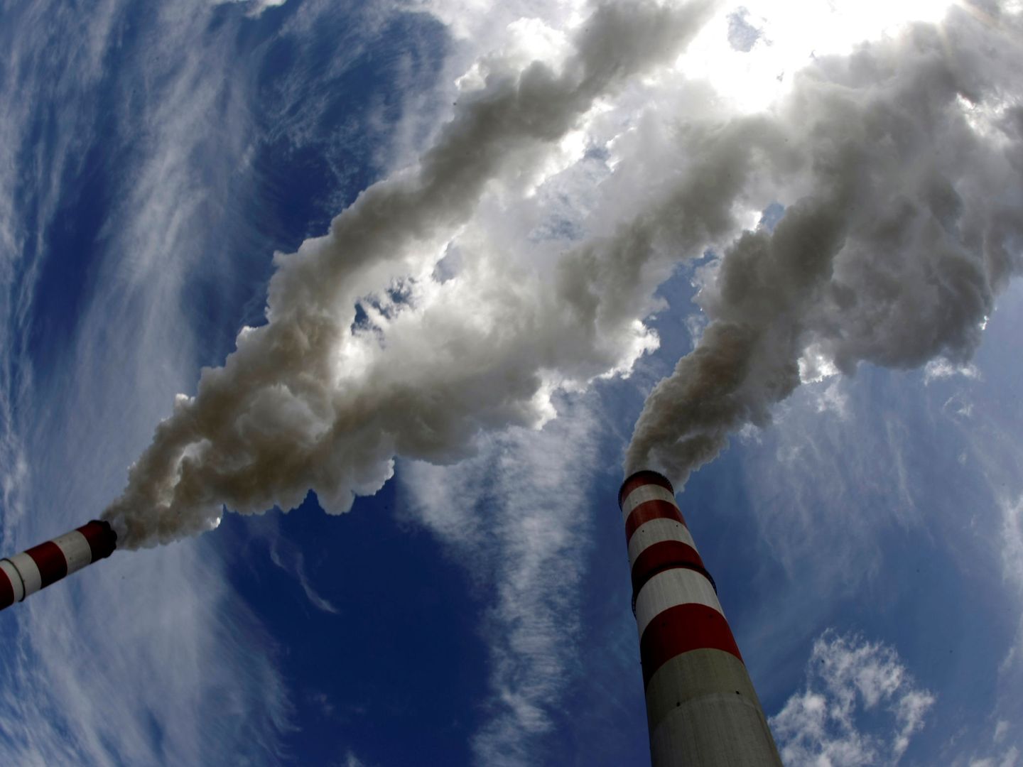 Foto de archivo de las chimeneas emisoras de gases de efecto invernadero de una planta de carbón. (Reuters)