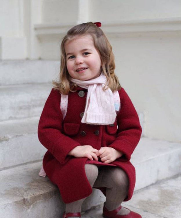 Foto:  La princesa Charlotte posa en las puertas de Kensington Palace. 