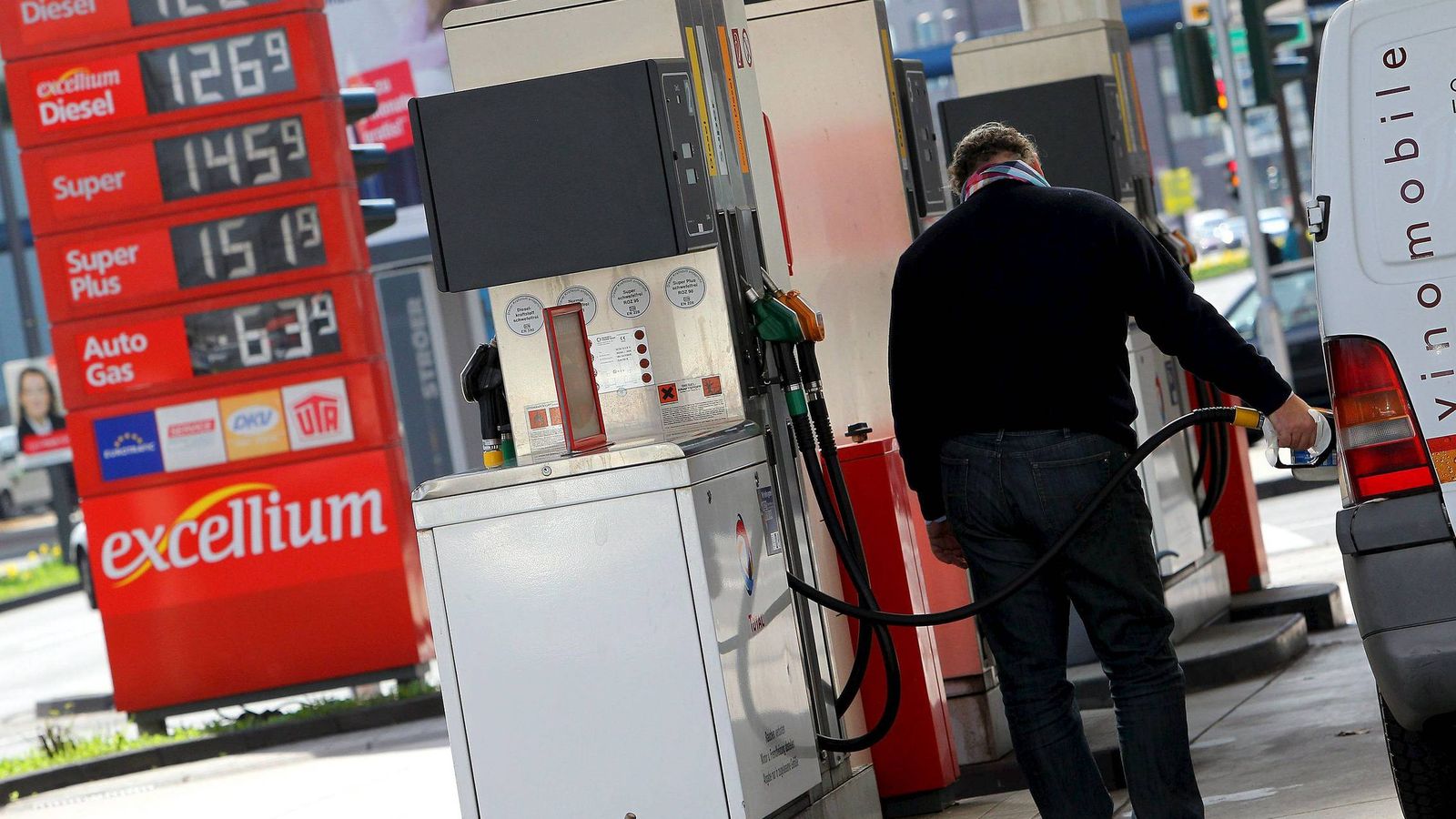 Foto: Un conductor llena el depósito de su coche en una gasolinera. (EFE)