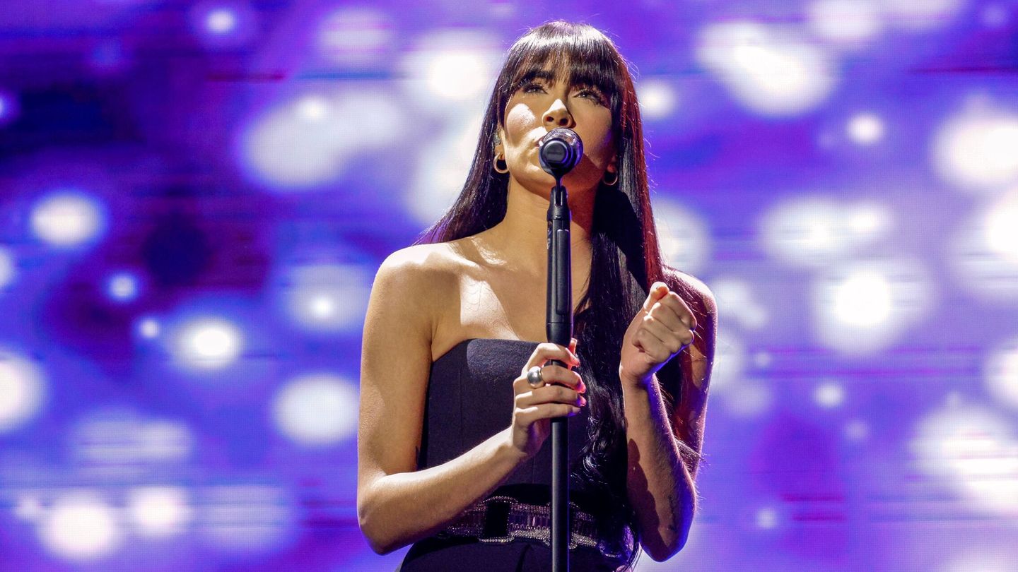 La cantante Aitana actúa durante la ceremonia de entrega de la 68 edición de los Premios Ondas 2021. (EFE/Quique García)