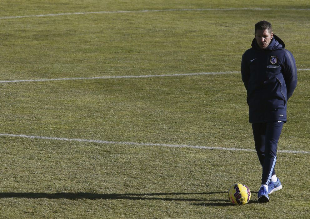 Foto: Simeone, durante un entrenamiento del Atlético de Madrid (EFE)
