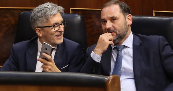 Foto: El ministro del Interior, Fernando Grande-Marlaska (i), y el ministro de Fomento, José Luis Abalos (d). Foto: EFE.