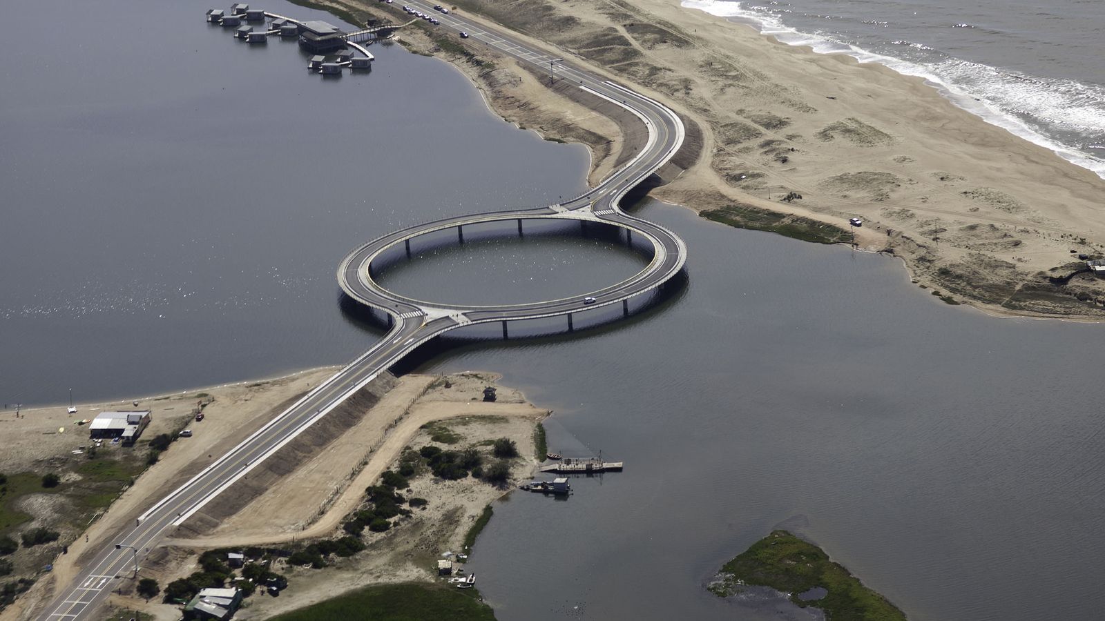 Foto: El puente circular sobre la laguna Garzón de Uruguay (CC/Flickr/Jimmy Baikovicius)