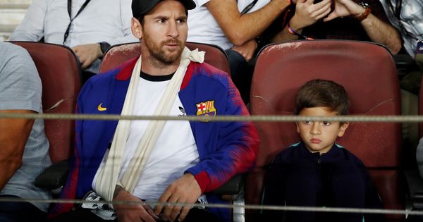 Foto: Messi, con el brazo en cabestrillo. (Reuters) 