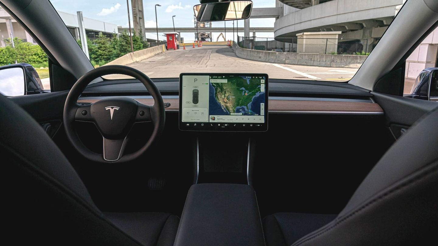 En su información al consumidor, Tesla llega a decir que la presencia del conductor solo es debida al imperativo legal, pero que sus coches podrían circular de forma autónoma.