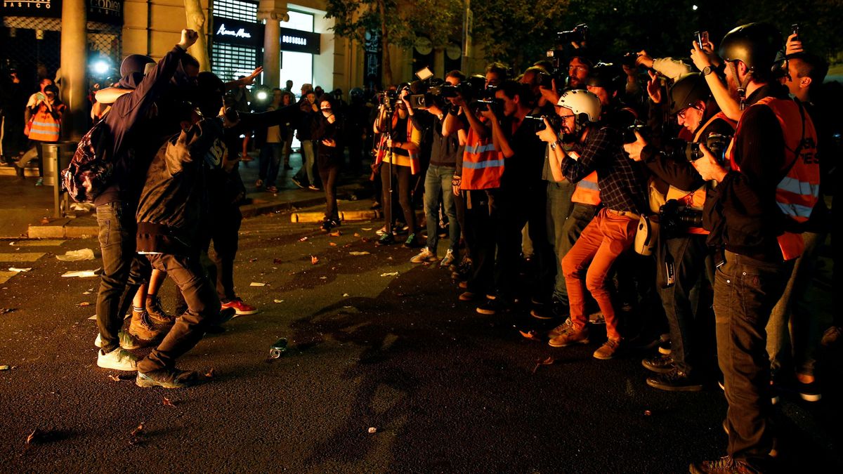 Manifestantes de los CDR lanzan latas e impiden un directo de una reportera