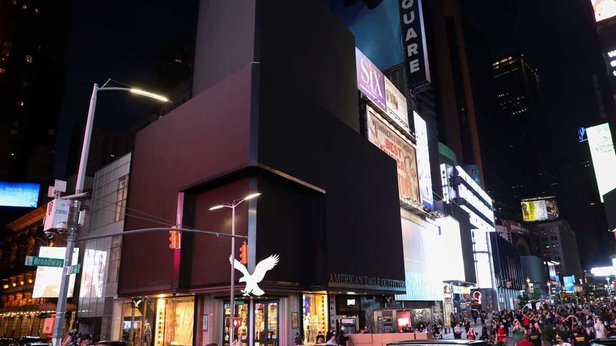 Times Square apaga sus luces como protesta contra aseguradoras durante la pandemia