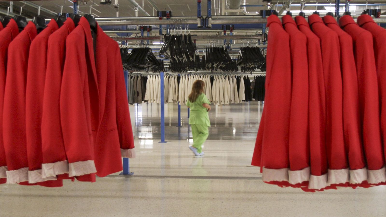Foto: Trabajadora en una factoría de Inditex. (Reuters)