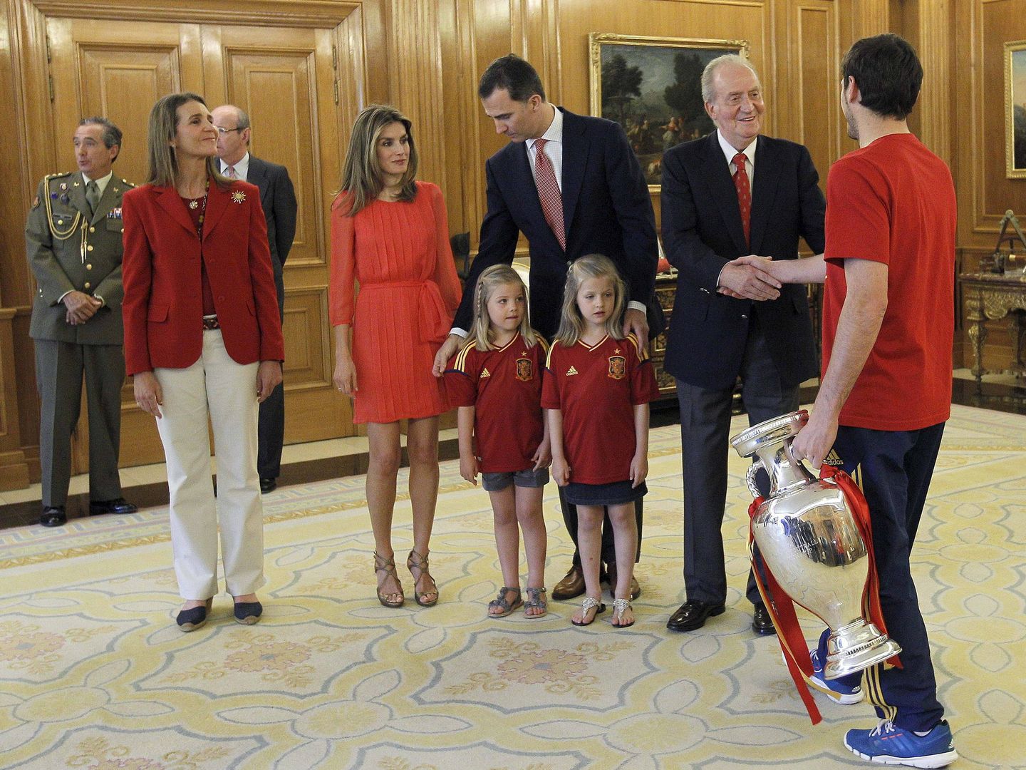 La familia real recibe a la selección española al ganar su segunda Eurocopa. (EFE)