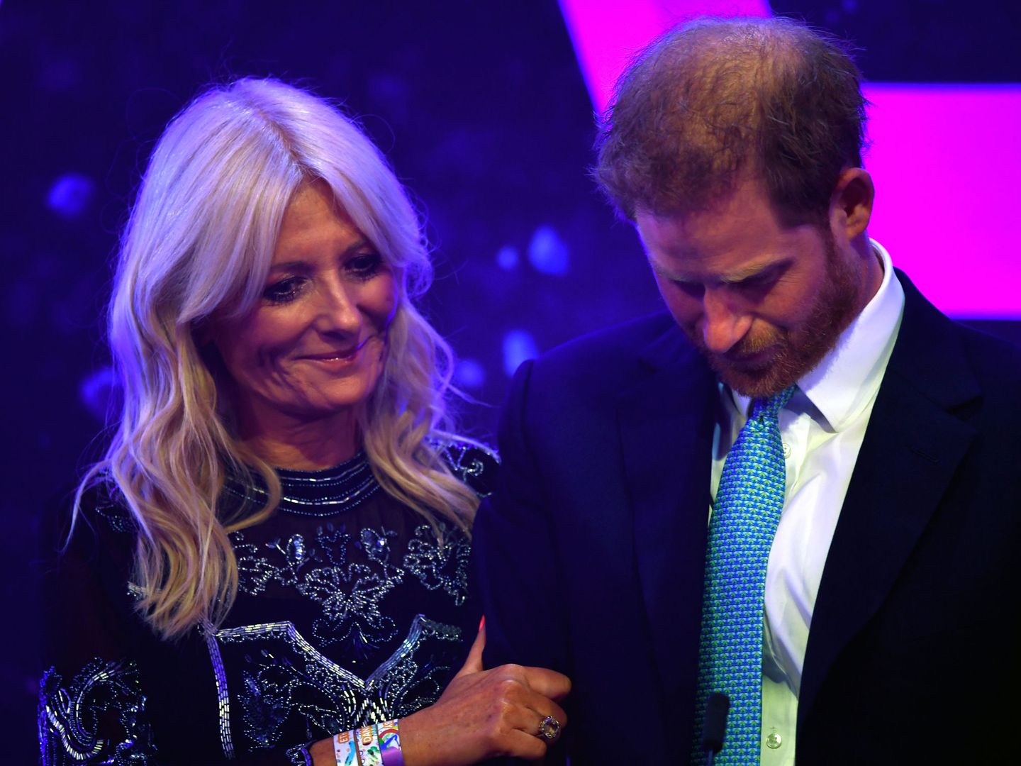 El príncipe Harry, con la presentadora del acto, Gaby Roslin. (Reuters)
