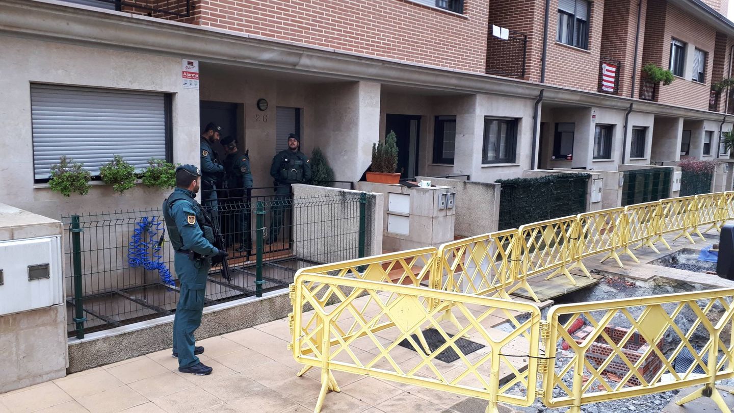 Agentes de la Guardia Civil custodian la vivienda del detenido en Amorebieta durante su registro. (J. M. A.)
