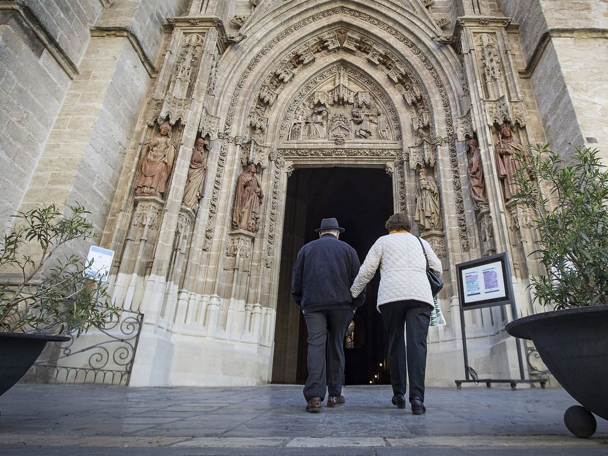Foto: Una pareja entra a la Catedral de Sevilla. (EFE)