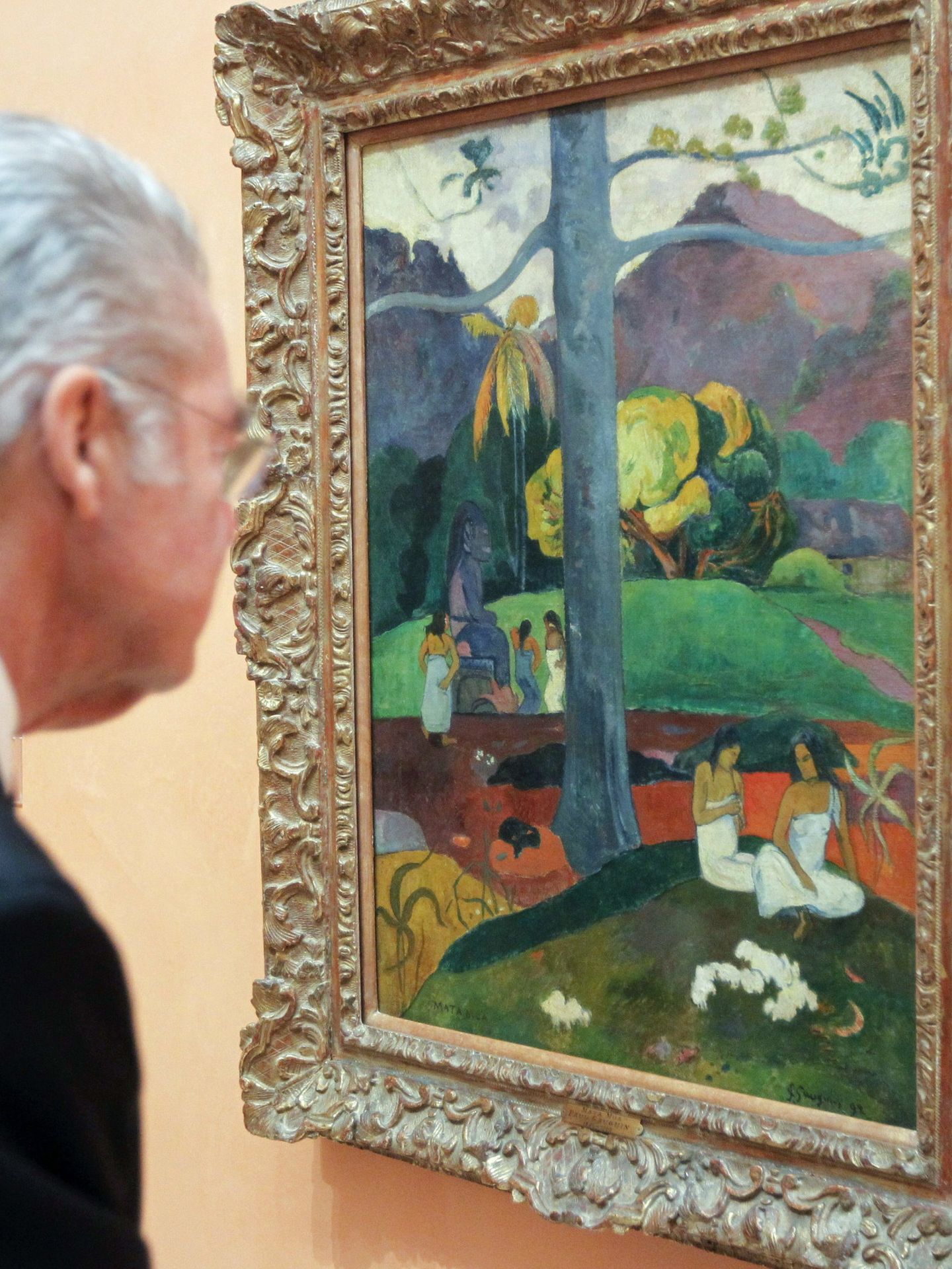El presidente de Austria, Heinz Fischer, observando la obra Mata Mua, de Paul Gauguin. (EFE)