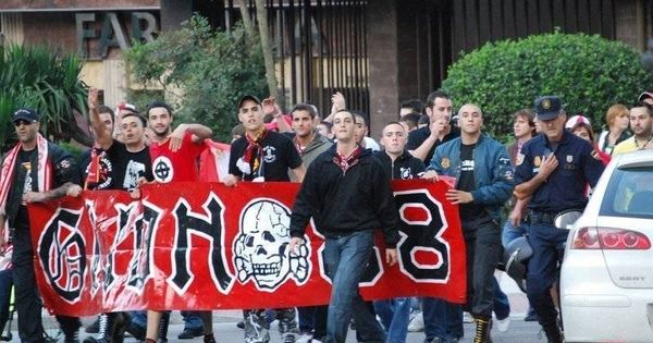 Foto: Miembros de Batallón Gijón, la facción más radical, escoltados por la Policía. 