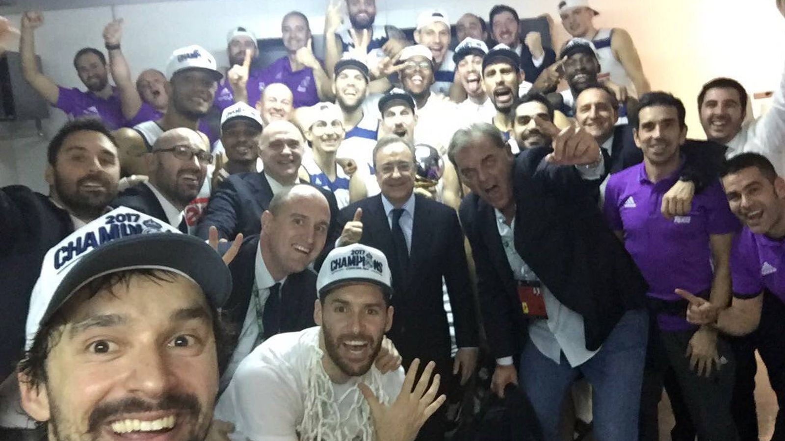 Foto: Selfie de Sergio Llull con sus compañeros del Madrid y su presidente, Florentino Pérez. (Foto: @23Lull)