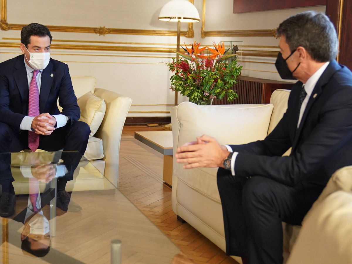 Foto: El presidente de la Junta de Andalucía, Juanma Moreno, se reunió ayer con el nuevo delegado del Gobierno de España en Andalucía, Pedro Fernández.