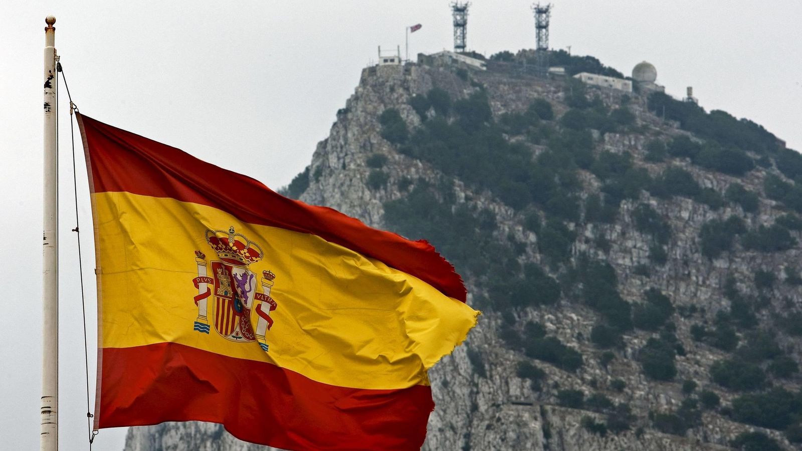 Foto: Una bandera española ondea frente al peñón de Gibraltar. (EFE)