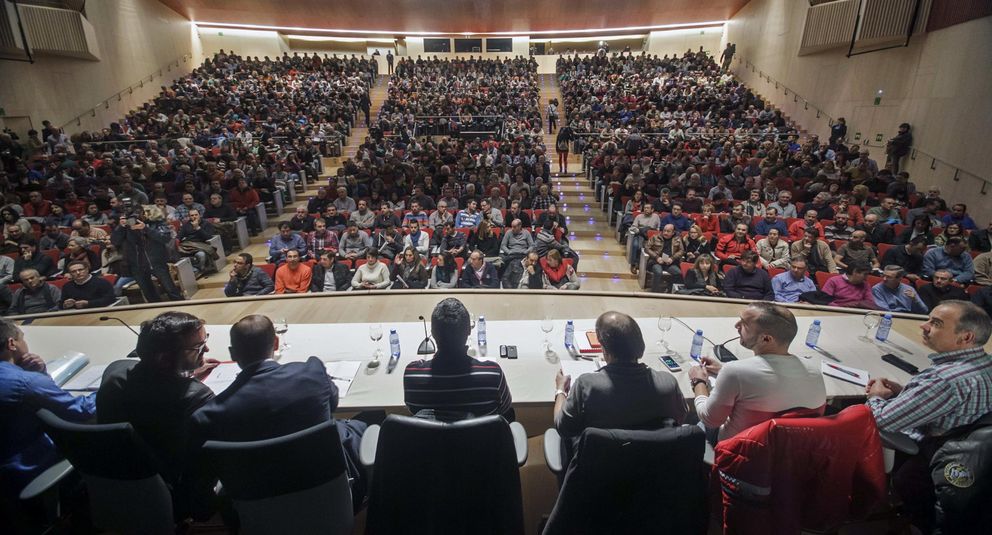 Asamblea del director general de Campofrío España con miembros del comité. (Efe)