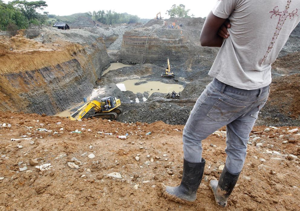 Foto: Un hombre observa unos trabajos de rescate en una mina de oro ilegal en Santander de Quilichao, al sur de Colombia. (Reuters)