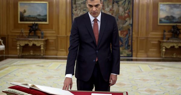 Foto: Pedro Sánchez, prometiendo el cargo de presidente del Gobierno. (EFE)