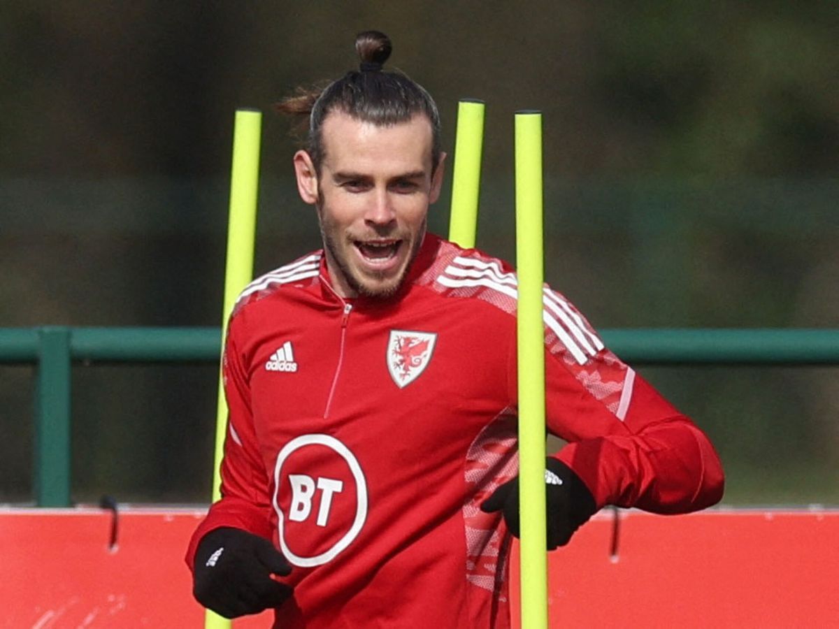 Foto: Gareth Bale, sonriente, durante el entrenamiento con Gales. (REUTERS/Paul Childs)
