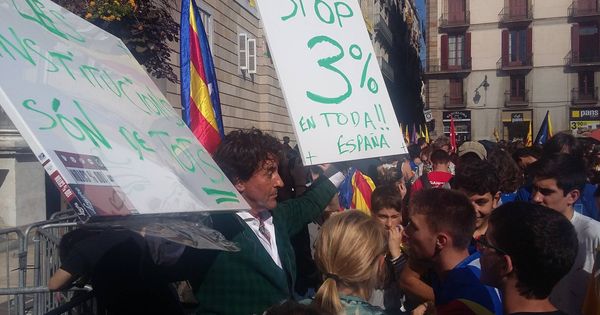 Foto: Álvaro de Marichalar, en la manifestación junto a la Generalitat catalana. (Rafael Méndez)