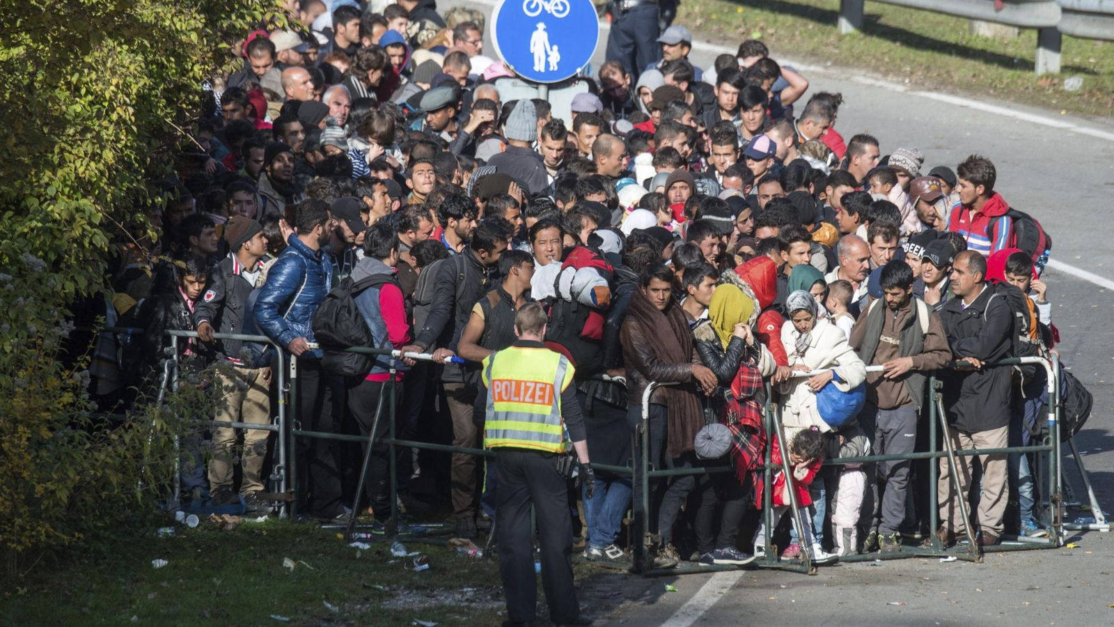 Foto: Refugiados esperan para cruzar la frontera. (EFE)