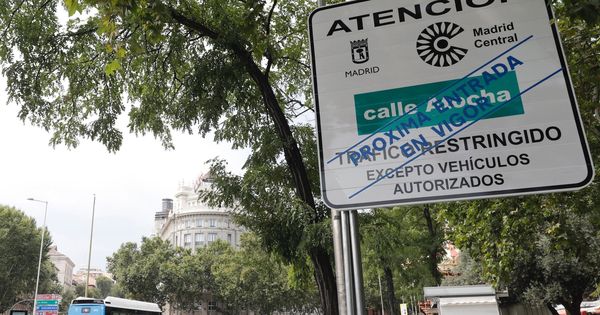 Foto: Vista de una señal vertical situada en la calle Atocha para advertir de la llegada de Madrid Central. (EFE)