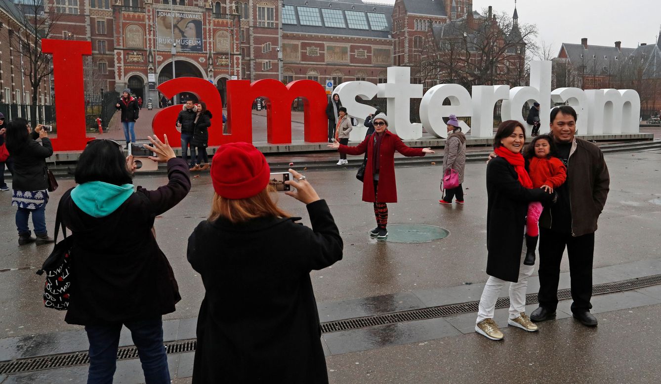 Varios turistas junto al Rijksmuseum en Ámsterdam. (Reuters)